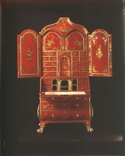 Bureaubokhylla med öppna dörrar, engelska, ca 1700 (röd japanning) av English School